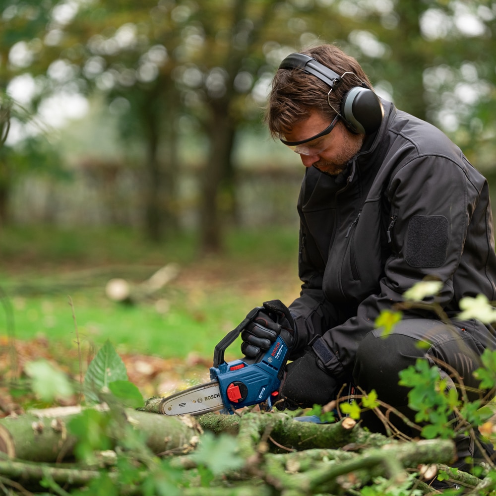 Mini fierastrau cu lant pe acumulator BOSCH PROFESSIONAL GKE 18V, lama 15 cm