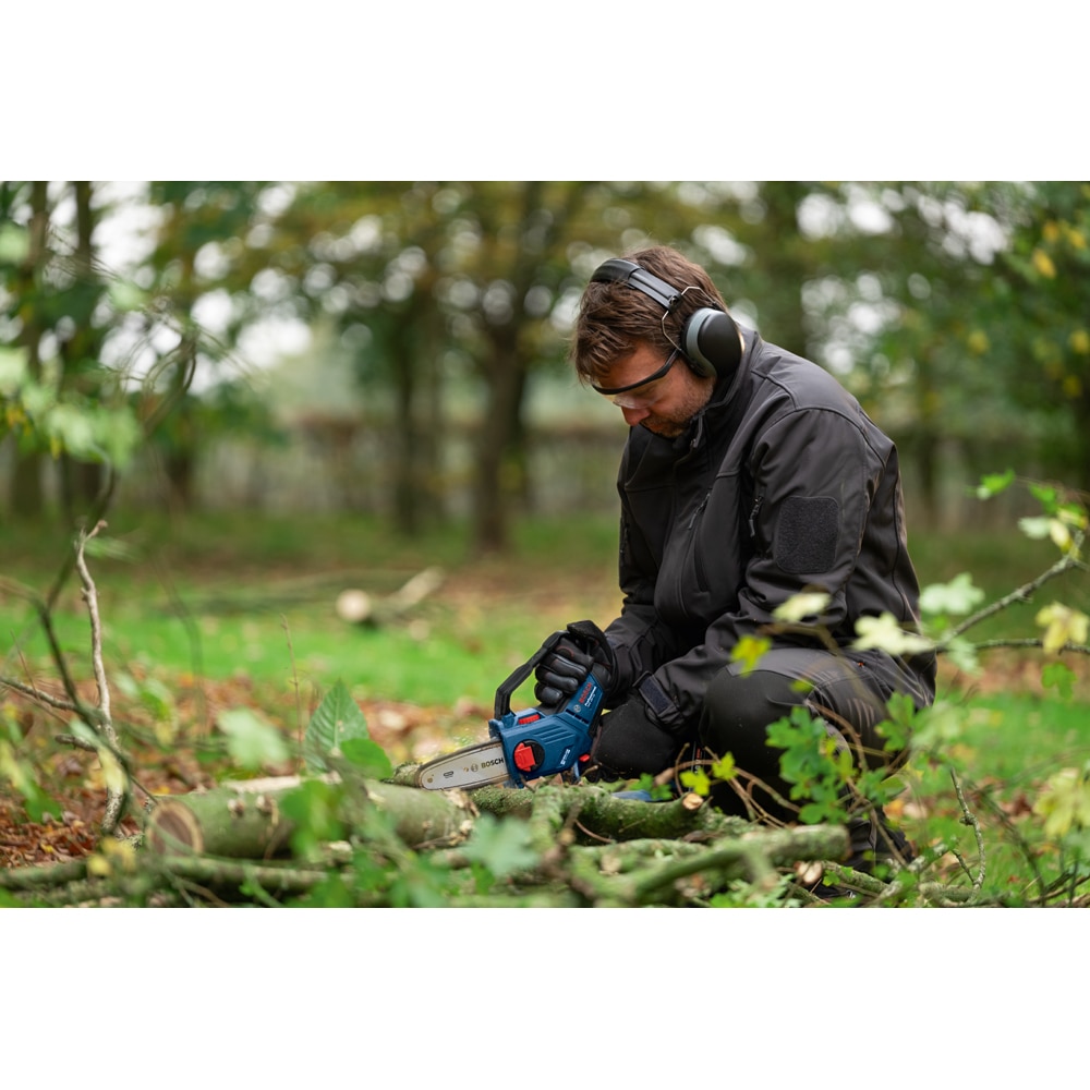 Mini fierastrau cu lant pe acumulator BOSCH PROFESSIONAL GKE 18V, lama 15 cm