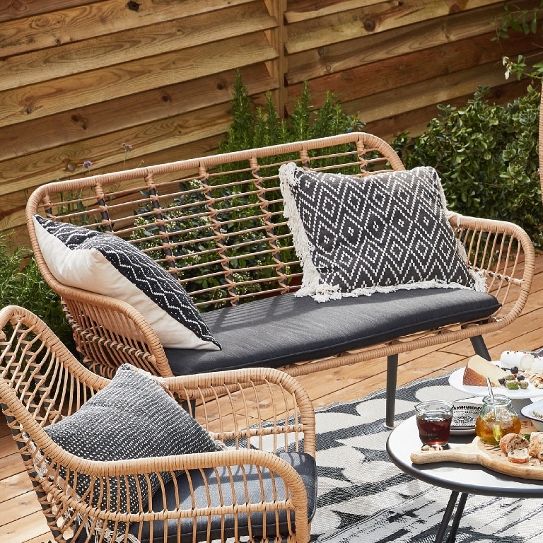 Banca de gradina si terasa GoodHome Apolima, maro, metalic, 120 x 81 x 66 cm, perna inclusa