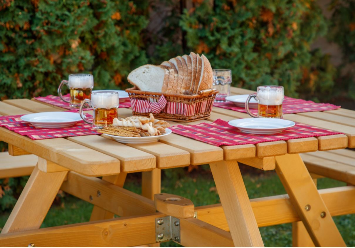 Set mobilier gradina/terasa/picnic, culoare maro, lemn, 8 persoane, masa + 4 banci • Mobilaiud Piknik Quatro