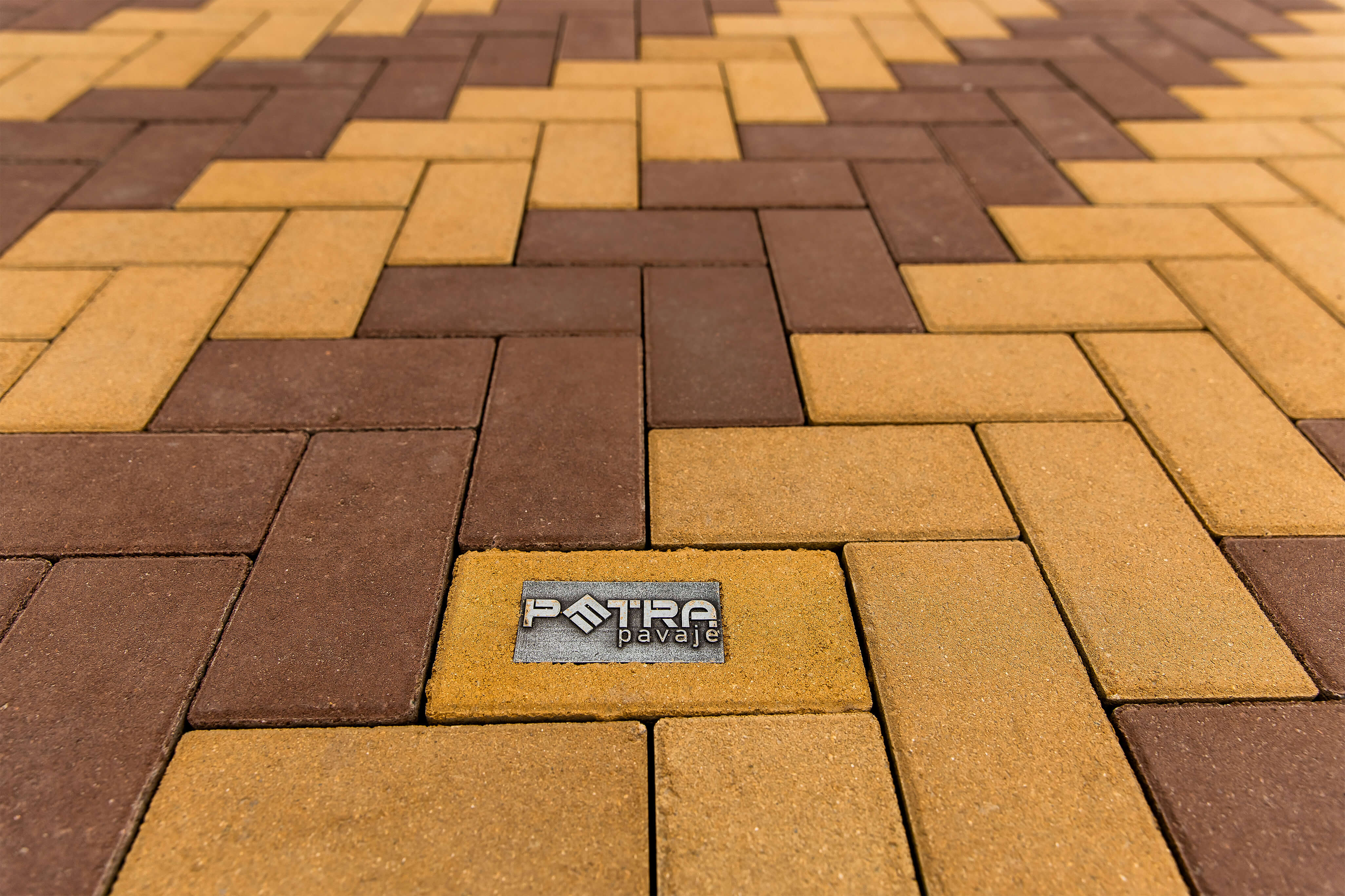 Pavaj rosu, cu cant, 20 x 10 x 4 cm • Holland