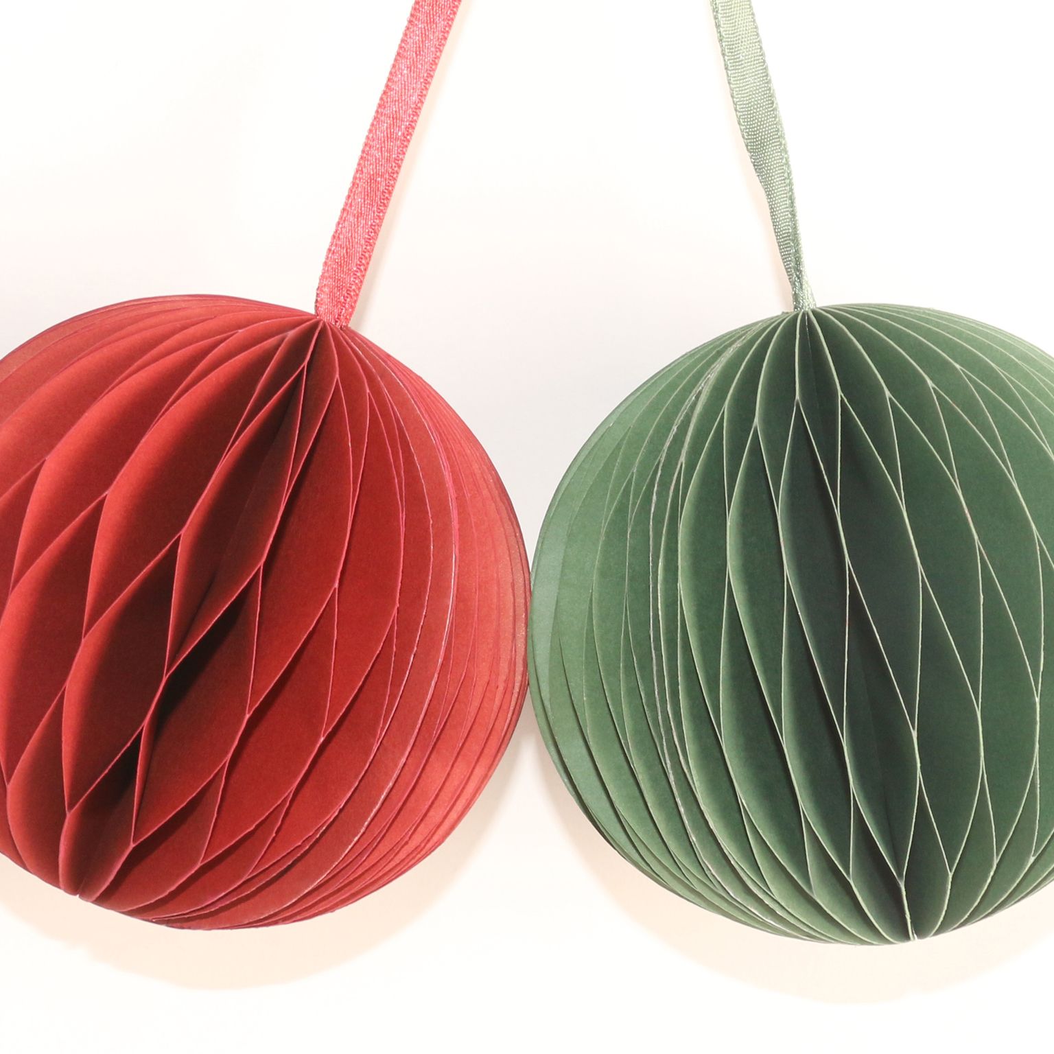 Set 2 globuri pentru brad Craciun, 10 cm, hartie, rosu si verde