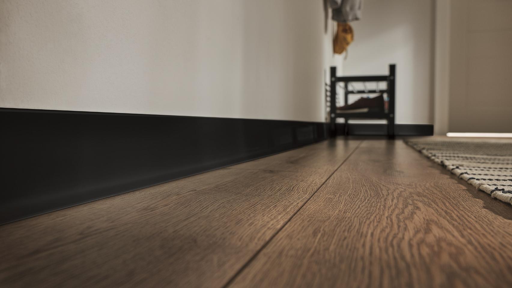 Plinta VILO Linela 415, antracit, PVC, 2 m