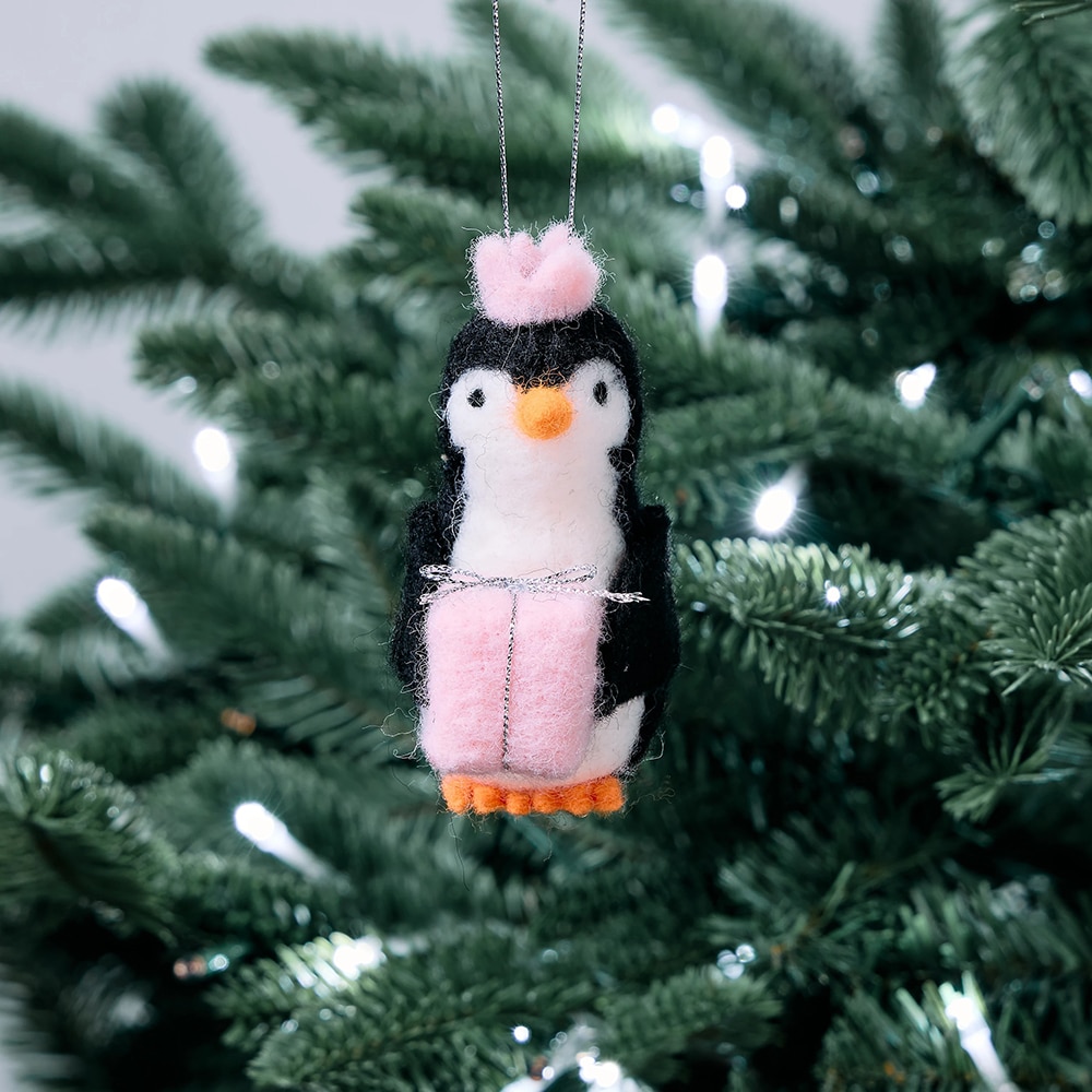 Decoratiune brad pinguin cu cadou,10x7 cm