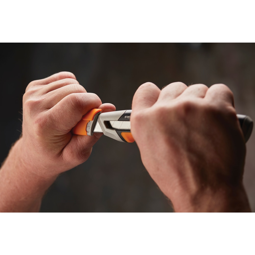 Cutit Snap-off FISKARS CarbonMax, 18mm, metal, negru