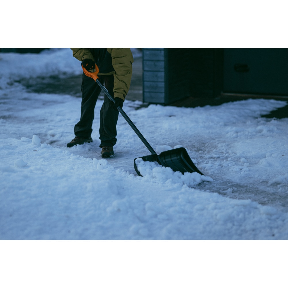 Impingator zapada FISKARS Solid, 154cm, aluminiu, negru-portocaliu