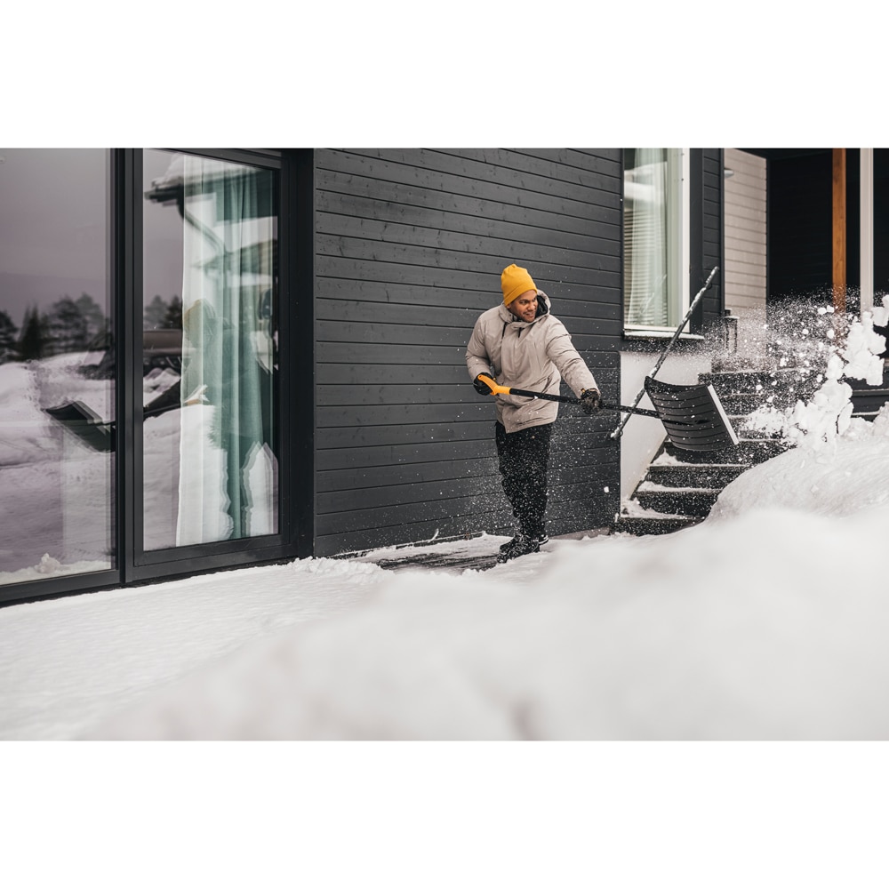 Impingator zapada FISKARS Solid, 154cm, aluminiu, negru-portocaliu