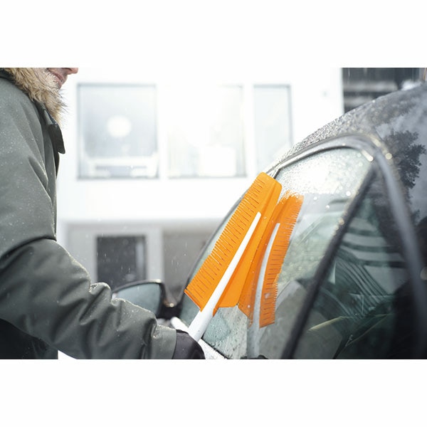 Perie si racleta pentru zapada Fiskars SnowXpert 143062, 67cm
