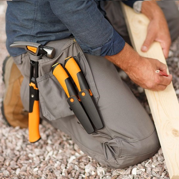 Cutit pentru uz intensiv cu ascutitor FISKARS 156019, 21.9cm