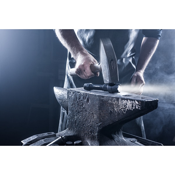 Lanterna LED VARTA Indestructible F20 Pro, 350 lumeni, 2xAA, negru