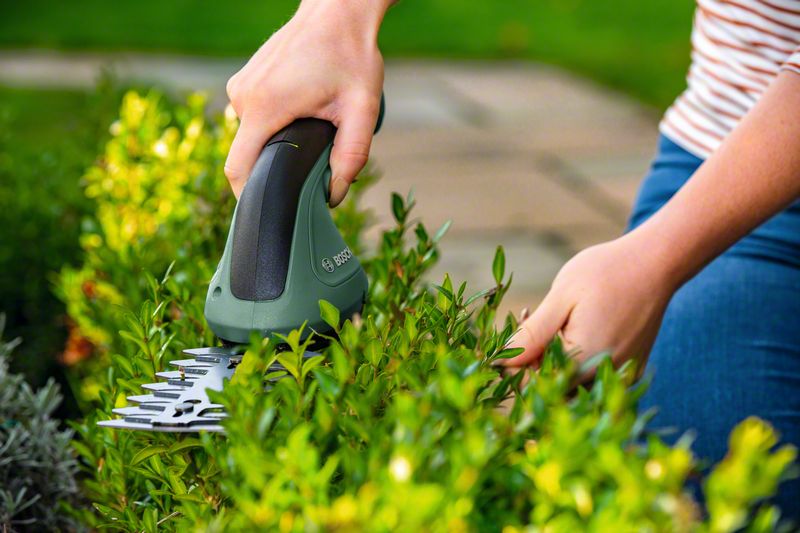 Foarfeca electrica gard viu, cu acumulator, 12 cm • Bosch