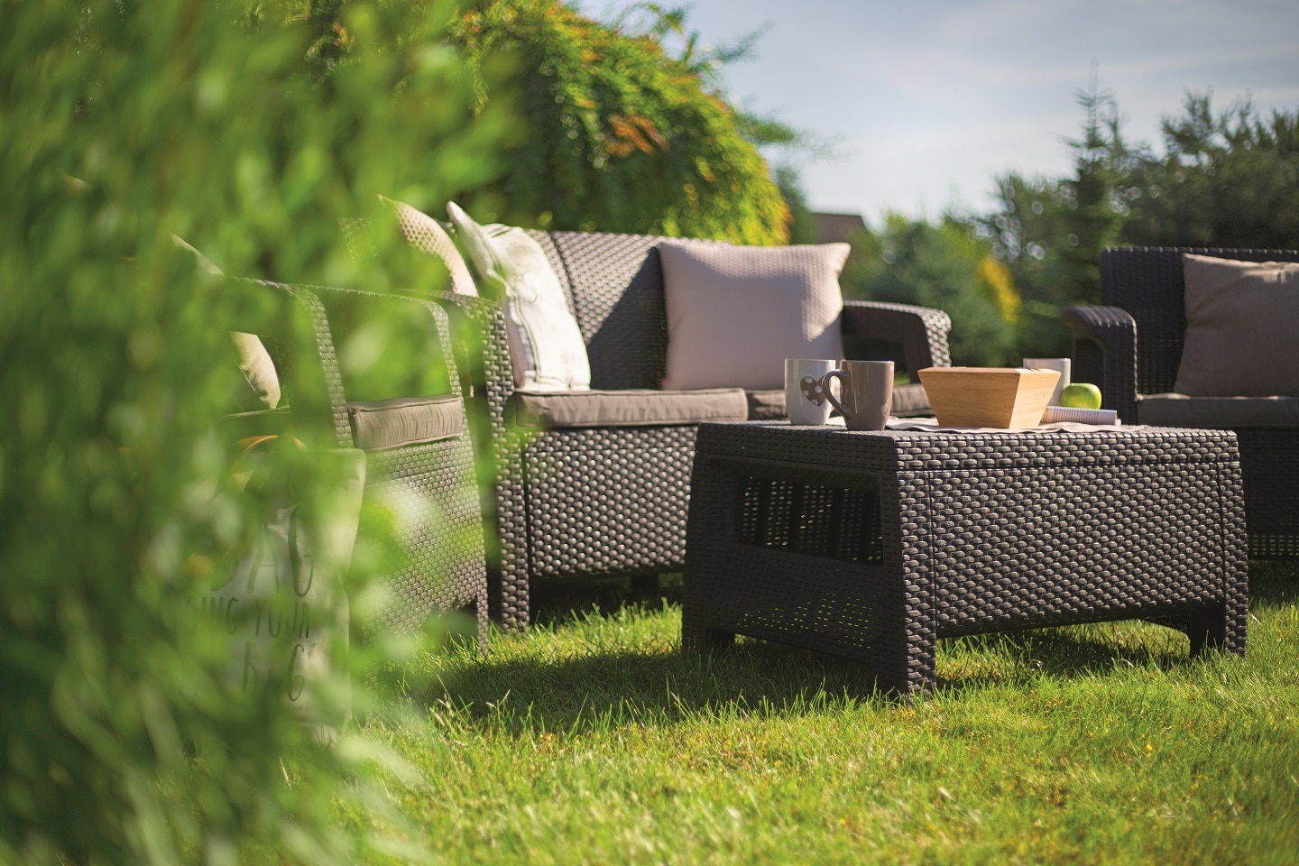 Set mobilier gradina/terasa/balcon, culoare maro, poliratan, 4 persoane, masa + 2 fotolii + canapea, include perne  Corfu II 