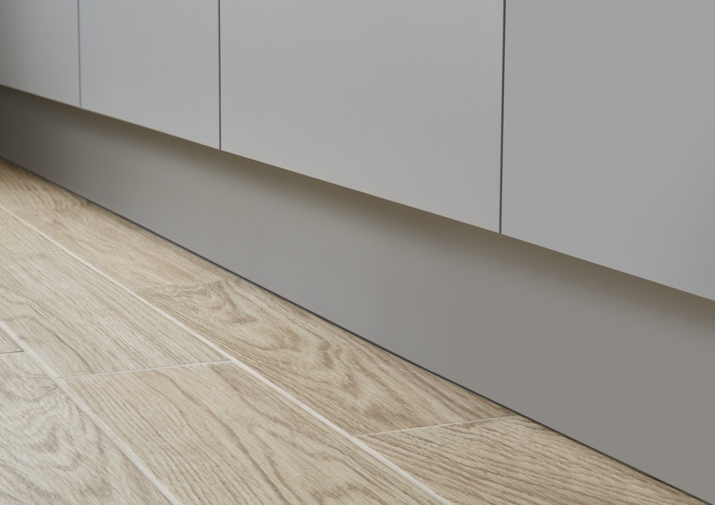 Plinta de bucatarie, PAL, gri mat, margine patrata, H.15 cm x l. 2,4 m x gros. 16 mm  GoodHome Balsamita