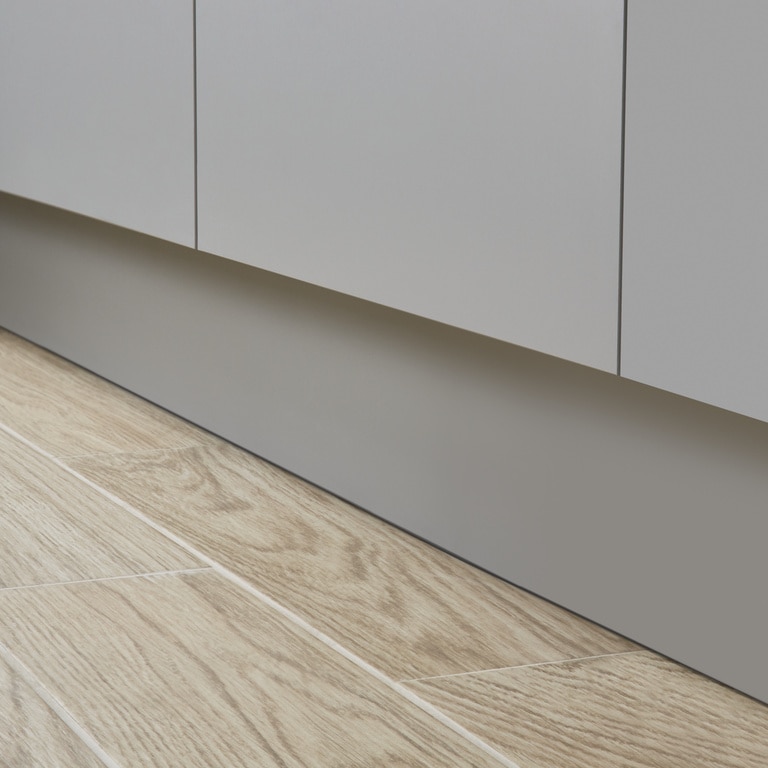 Plinta de bucatarie, PAL, gri mat, margine patrata, H.15 cm x l. 2,4 m x gros. 16 mm  GoodHome Balsamita