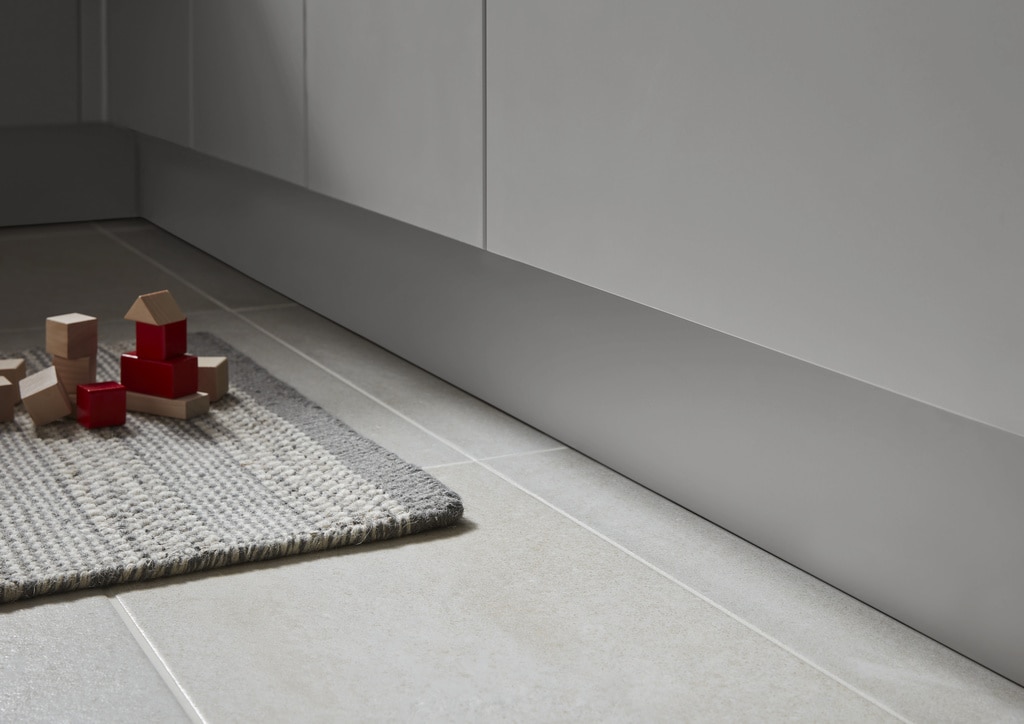 Plinta de bucatarie, PAL, gri mat, margine patrata, H.15 cm x l. 2,4 m x gros. 16 mm  GoodHome Balsamita