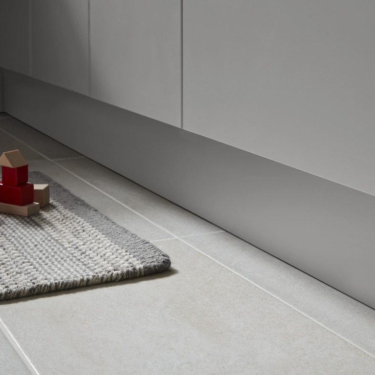 Plinta de bucatarie, PAL, gri mat, margine patrata, H.15 cm x l. 2,4 m x gros. 16 mm  GoodHome Balsamita