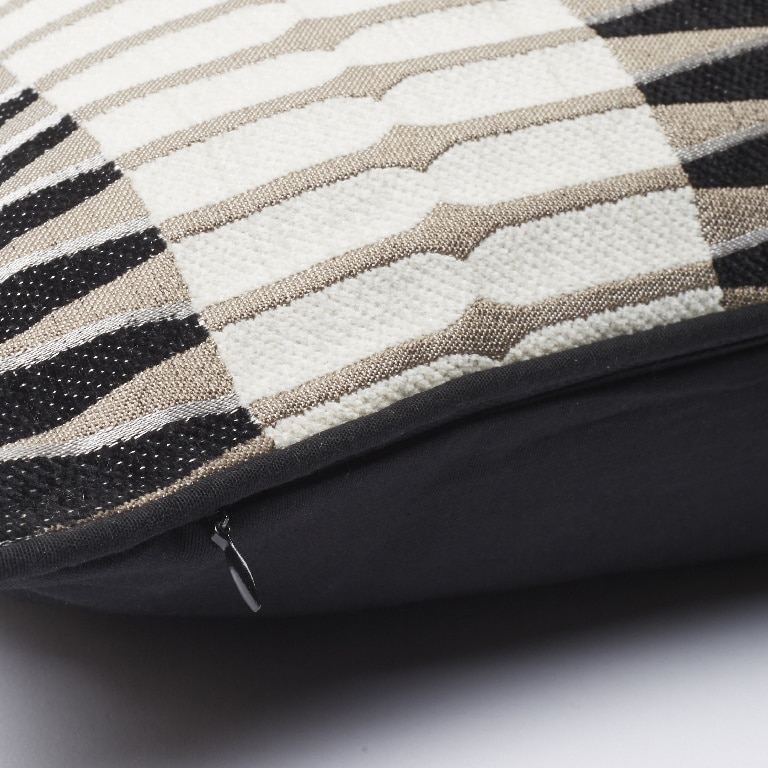 Perna negru si alb, 50 x 50  Delhi