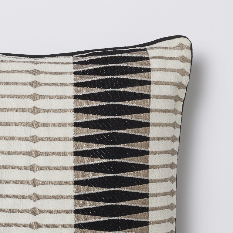 Perna negru si alb, 50 x 50  Delhi