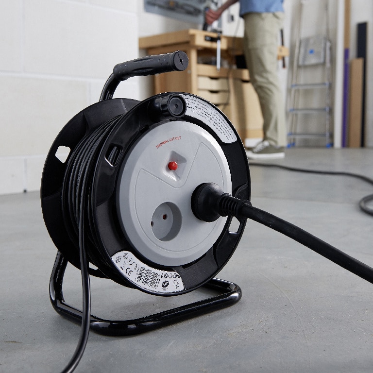 Prelungitor pe tambur 2 prize, 16A 15 m, negru/gri