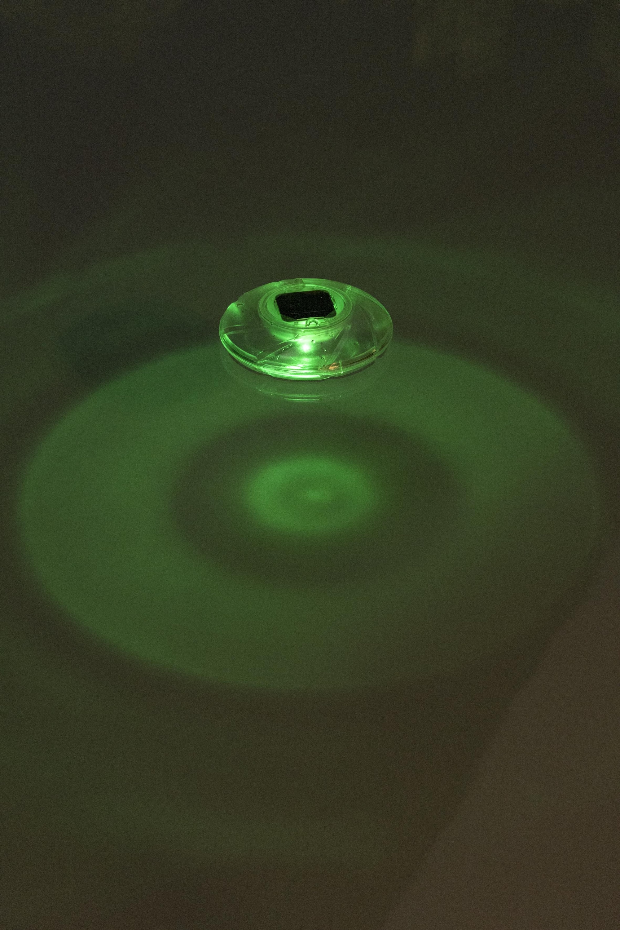 Lampa solara LED BESTWAY, pentru piscina, 7 culori, plutitoare, diametru 18 cm