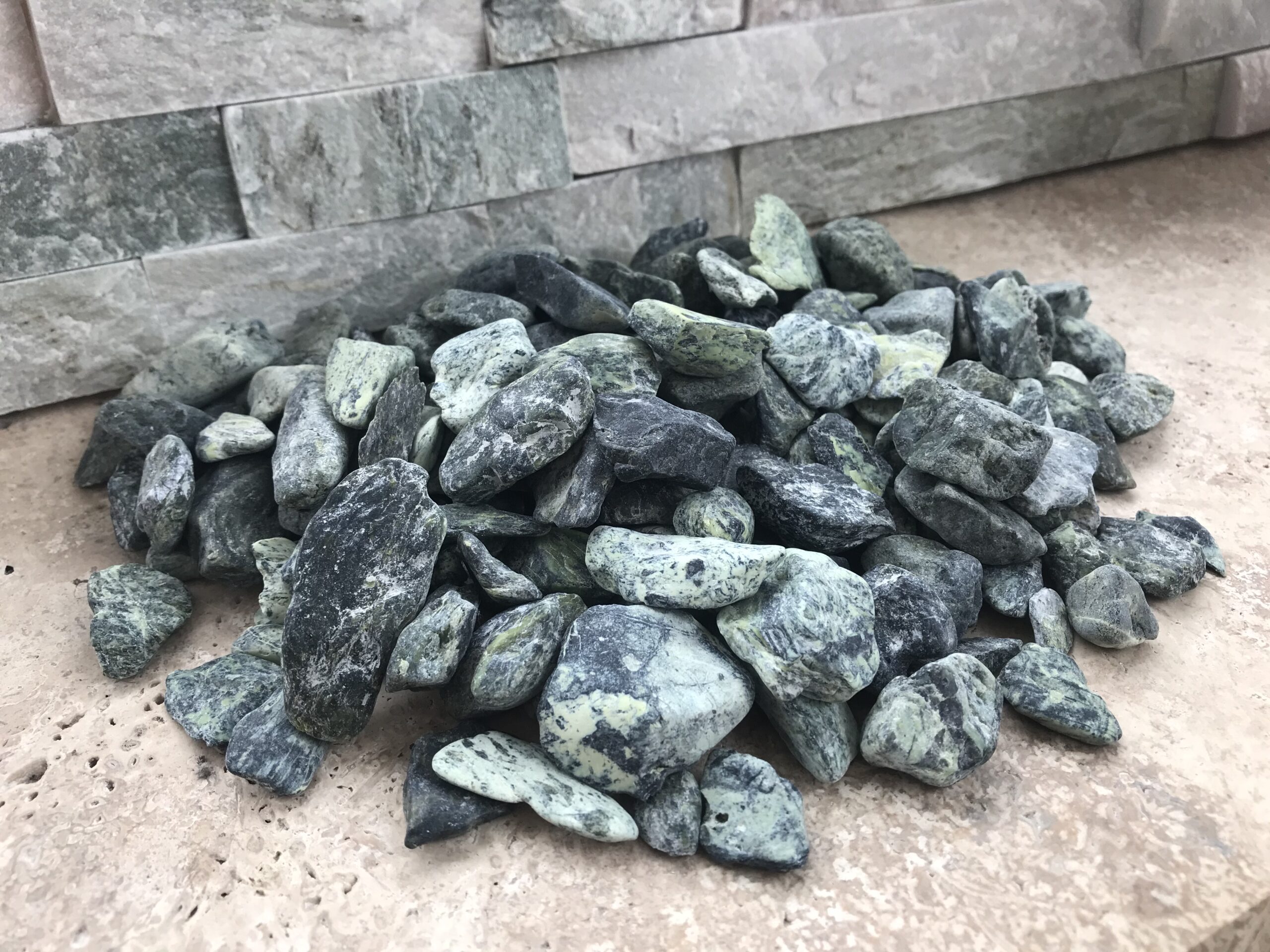 Piatra decorativa marmura verde, diametru 1-3 cm, vanzare la sac 20 kg