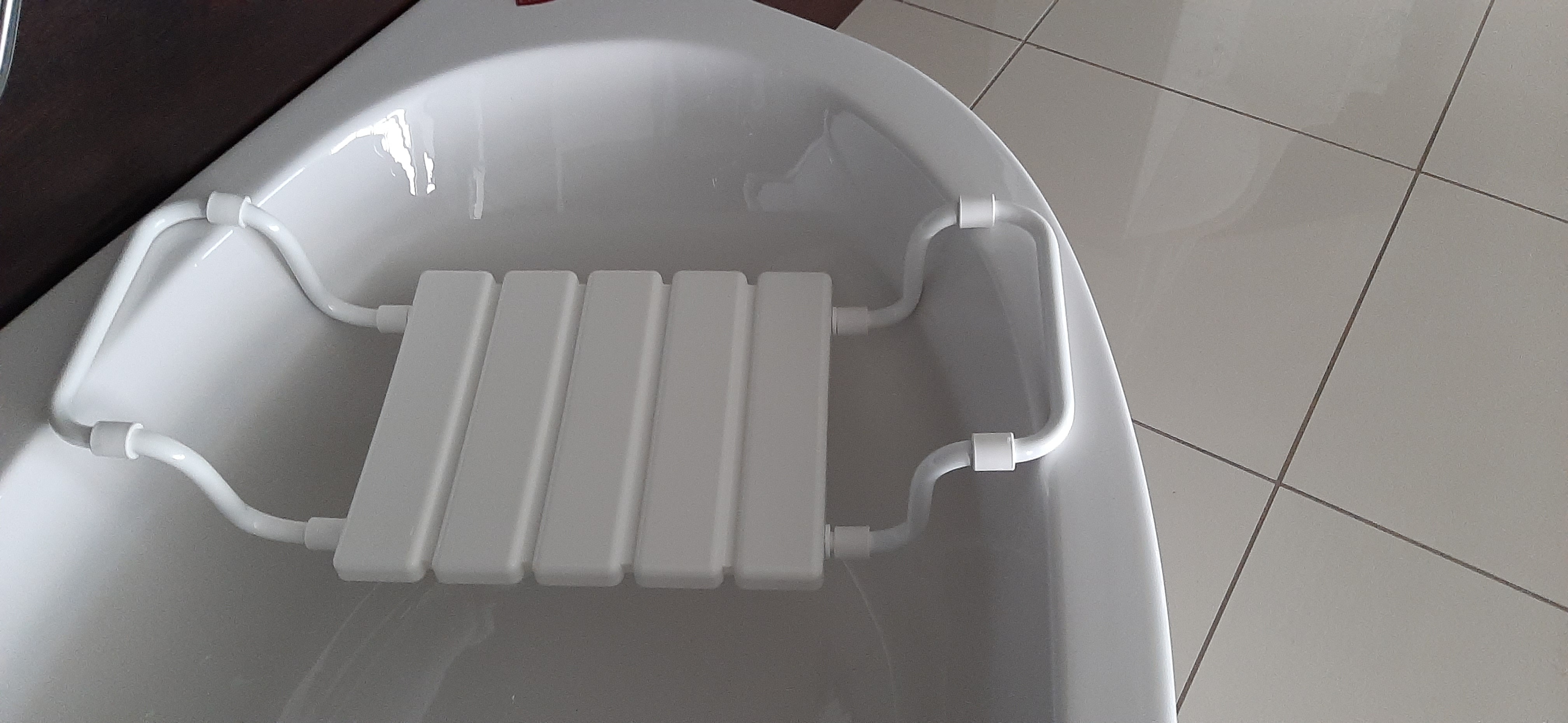 Scaun special cada pentru persoane cu dizabilitati, culoare alba