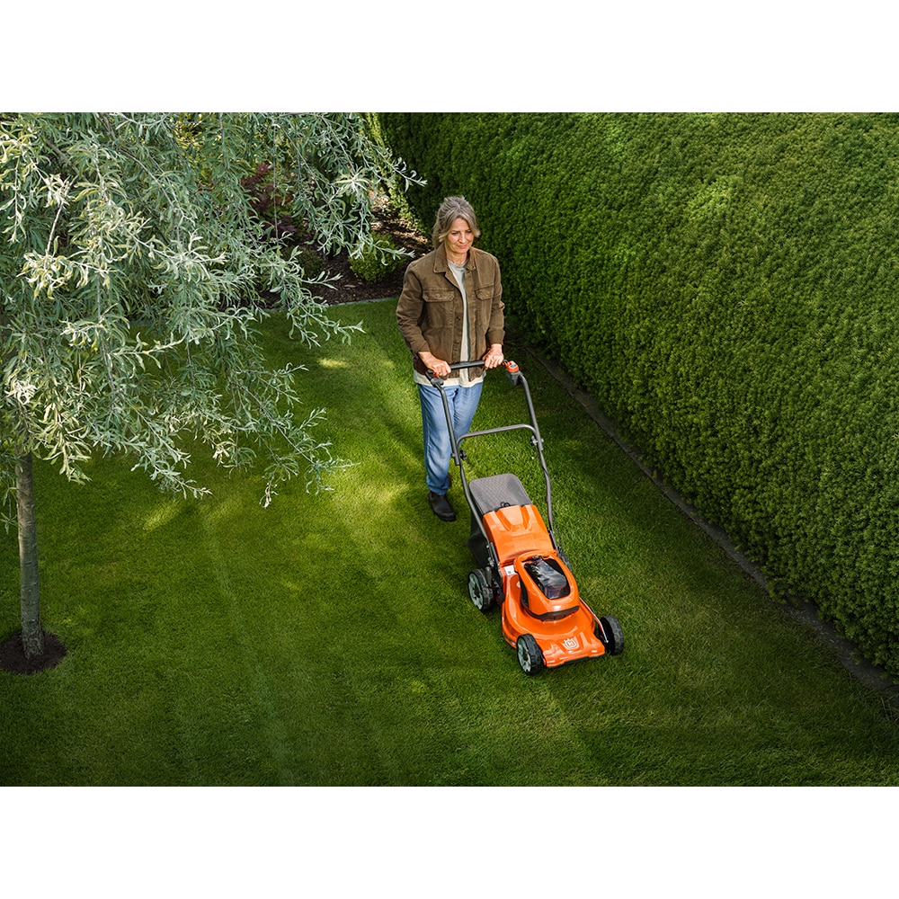 Masina de tuns gazon HUSQVARNA LC 137i, acumulator, latime taiere 37.5cm, cos colector 40L