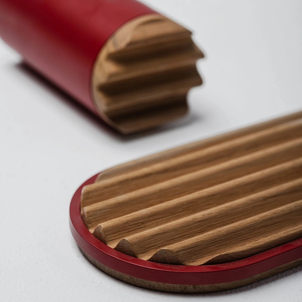 Suport instrumente de scris SPIN Ridge, metal-lemn, rosu