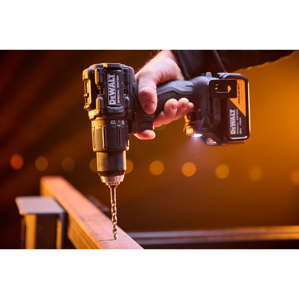 Set 2 unelte: masina de insurubat cu impact si masina de gaurit cu percutie, cu motor fara perii, DEWALT DCK2222MM2T-QW x McLaren F1 Team, 18V, 2x4Ah, 2000/3250RPM, 90/205 Nm