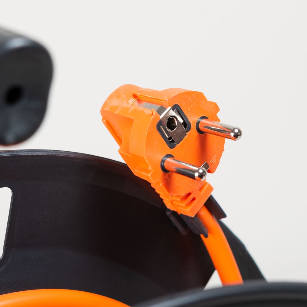 Derulatoare 4 prize cu impamantare si capac de protectie, 20m, IP44