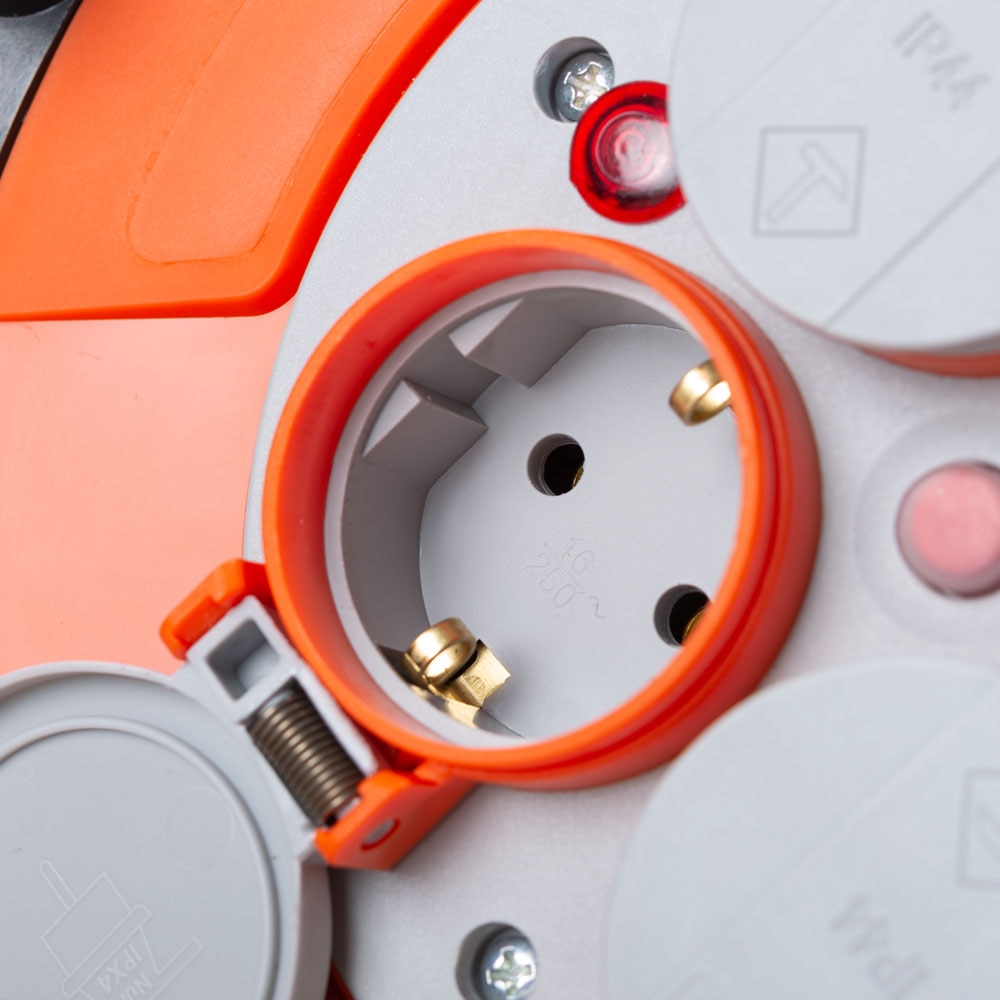 Derulatoare 4 prize cu impamantare si capac de protectie, 20m, IP44