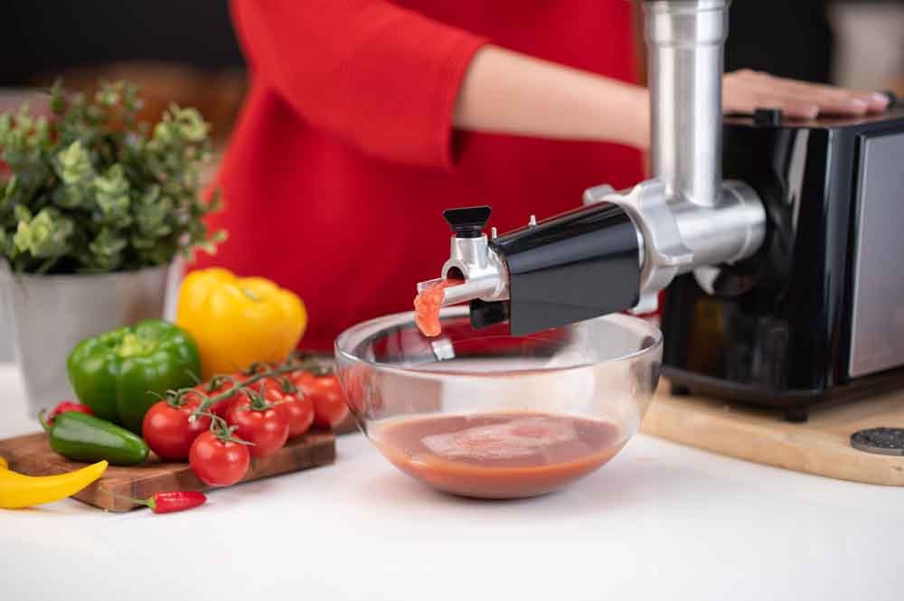 Masina de tocat carne MYRIA MY4181, 1.2kg/min, 2000W, accesoriu carnati/suc de rosii, argintiu-negru