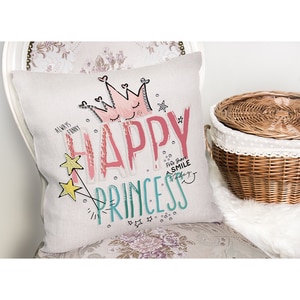Fata perna decorativa Happy Princess, 30% bumbac + 70% poliester, 43 x 43 cm, multicolor