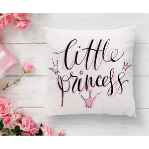 Fata perna decorativa Little Princess, 30% bumbac + 70% poliester, 43 x 43 cm, alb-roz