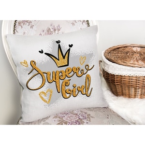 Fata perna decorativa Super Girl, 30% bumbac + 70% poliester, 43 x 43 cm, multicolor