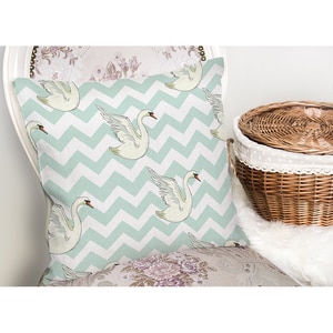 Fata perna decorativa Swan, 30% bumbac + 70% poliester, 43 x 43 cm, alb-verde