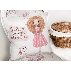 Fata perna decorativa Cute Girl, 30% bumbac + 70% poliester, 43 x 43 cm, multicolor